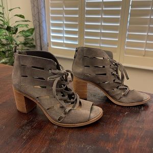 Vince camuto size 6 sandals